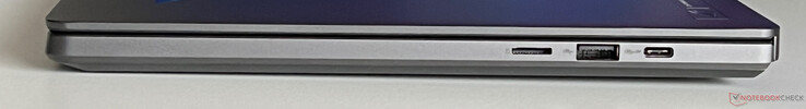 右：微型 SD 读卡器、USB-A 3.2 Gen 2（10 Gbit/s）、USB-C 3.2 Gen 2（10 GBit/s、DisplayPort 1.4、G-Sync）