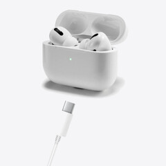Apple 可能会在 9 月 12 日的发布会上推出通过 USB-C 接口充电的 AirPods。(图片来自 ，有编辑）Apple 