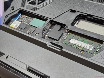 直接访问内存和固态硬盘插槽