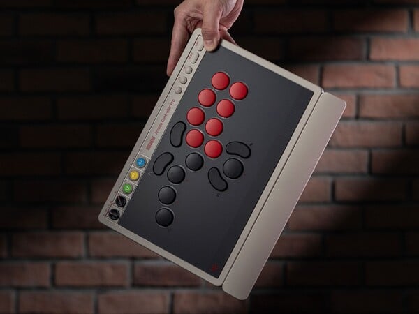 8BitDo Arcade Controller Pro 配备了一个磁吸式手腕托。