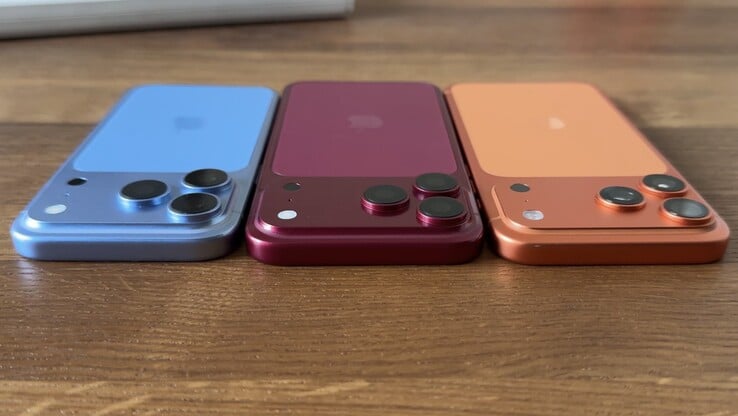 在iPhone 18 Pro Max模型与iPhone 17 Pro Max的直接对比中,更厚的摄像头模组尤为显眼。