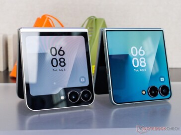 Galaxy Z Flip 7 FE（左）和 Flip 7（右）并排（（图片来源：Notebookcheck）