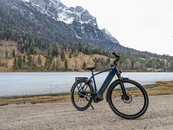 在审查中：Gazelle Ultimate C380。测试自行车由德国Gazelle公司提供。