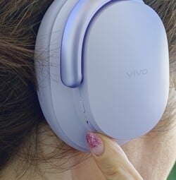 得益于实体按键，Vivo 头戴式耳机能够稳定运行