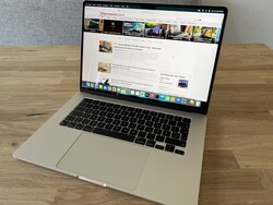 在审查中： Apple Macbook Air 15 M2。测试设备由Apple 德国提供。