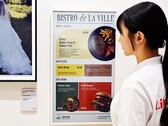 LG 最新推出的 E-Ink 显示屏可通过 Qi2 电源箱进行磁性充电。