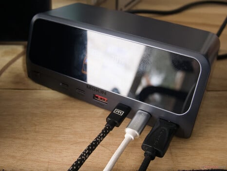 MOKiN USB-C 扩展坞的显示屏极易沾染指纹且反光严重