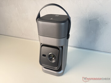 底部是可调节的投影装置,顶部是两个可拆卸的立体声扬声器