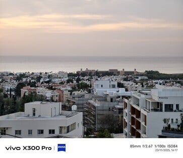 vivo X300 Pro 200 万像素 85 毫米长焦。