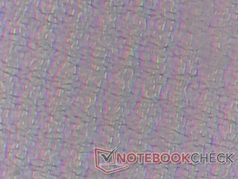 与大多数其他平板电脑和笔记本电脑相比，厚厚的触摸屏覆盖层导致下方的子像素更加模糊，颗粒感更强。