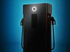 1.5 兆瓦的电桩可在 15 分钟内提供 2,400 A 的电流并充满 0-100% 的电量（图片来源：华为）