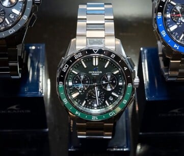 卡西欧Oceanus OCW-P3000绿色手表的正面图，该表款采用绿色与黑色相间的表盘，配以双色陶瓷表圈。