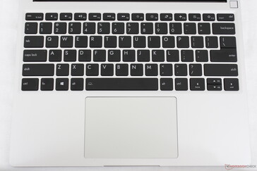布局与Surface Laptop系列非常相似，只是在右上角附近有一个支持指纹识别的电源键。fn键缺少一个LED灯