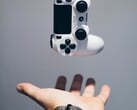 虽然PS6的DualSense 2手柄可能保留图中所示初代DualSense手柄的外形，但索尼可能正在测试新的电容式按键。