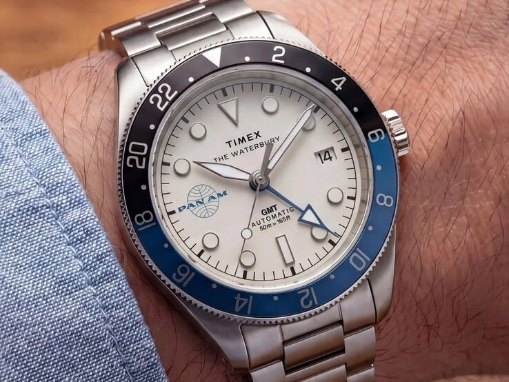 Timex Pan Am Waterbury 自动上链GMT腕表佩戴在手腕上的照片