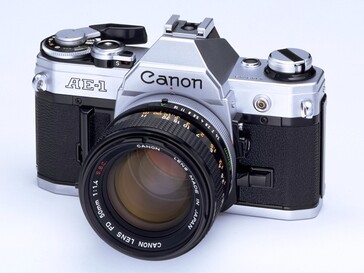 佳能 AE-1 是 20 世纪 70 年代中期推出的一款轻便型 35 毫米单反相机，其特点是结构更轻，并配有电子辅助装置。(图片来源：佳能相机博物馆）