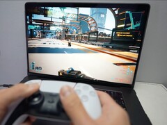 使用 DualSense 手柄在 MacBook 上玩《赛博朋克 2077》的玩家，展示 MacOS 的原生游戏性能。(图片来源：Andrew Tsai / YouTube）