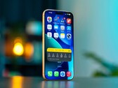 图中 iPhone 17 Pro 的后继机型有望配备更好的显示屏。