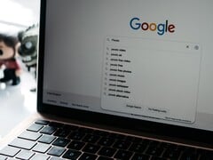 一台笔记本电脑,屏幕上显示着打开的浏览器窗口,其中显示的是谷歌主页