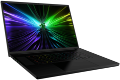 Razer Blade 18 (2024) 配备了雷电 5 端口（图片来源：Razer）