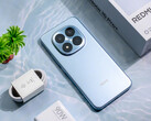 Redmi Note 15 Pro Plus 的蔚蓝色配色。(图片来源：小米）