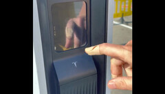 带刷卡终端的特斯拉V4超级充电站（图片：奥地利特斯拉俱乐部）