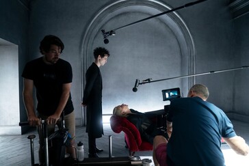 在拍摄间隙，汤姆-斯图里奇（Tom Sturridge，饰演 "梦"）正在准备另一场情绪激昂的戏。