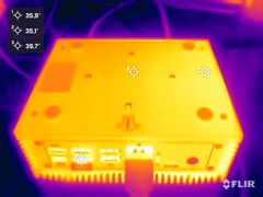 压力测试中的 Newsmay AC8F-POE（底部）