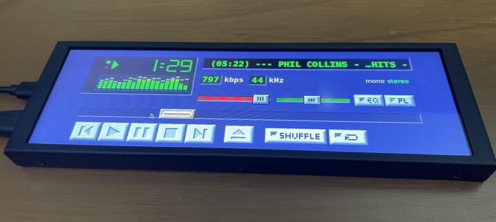 作为用户界面的 7.9 英寸超宽触摸屏（图片来源：Rodmg via Hackaday）