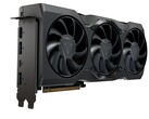 AMD Radeon 显卡，配备三风扇散热和多个显示输出接口，包括 HDMI、DisplayPort 和 USB-C（图片来源：Notebookcheck）