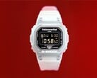 卡西欧 G-Shock DW-5600TNT-7 x thisisneverthat 腕表,采用半透明树脂表壳和表带,搭配红色背景。