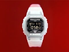 卡西欧 G-Shock DW-5600TNT-7 x thisisneverthat 腕表,采用半透明树脂表壳和表带,搭配红色背景。