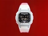 卡西欧 G-Shock DW-5600TNT-7 x thisisneverthat 腕表，采用半透明树脂表壳和表带，搭配红色背景。