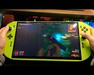 运行《赛博朋克 2077》的 DIY RTX 4090 手持游戏 PC 特写。(图片来源：YouTube 上的 NITTRX）