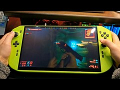 运行《赛博朋克 2077》的 DIY RTX 4090 手持游戏 PC 特写。(图片来源：YouTube 上的 NITTRX）