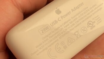 勉强可读：Apple ，29瓦的适配器不能处理9伏的电压。(图片：Andreas Sebayang/Notebookcheck.com)