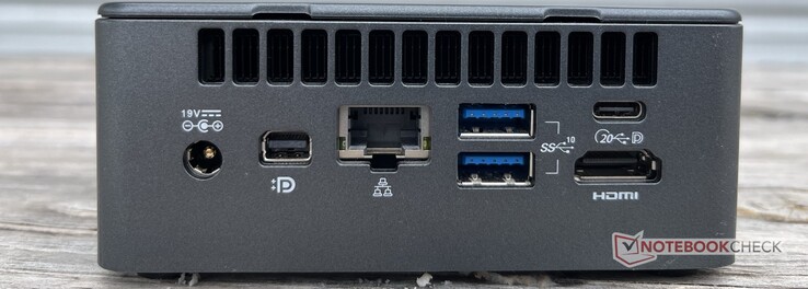 后部。直流电输入，迷你显示端口1.4，千兆以太网，2个USB-A 3.2 Gen 2（10 Gbps），USB4（20 Gbps，显示端口）Type-C，HDMI 2.0