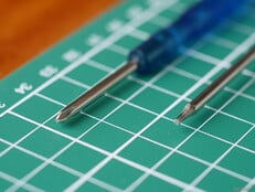 随附工具,用于调节球卡住释放装置的张力