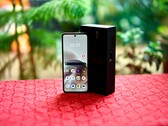 摩托罗拉 Razr 70 提供两个非常明亮的显示屏。