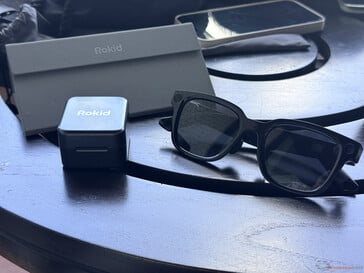 Rokid Power Capsule 与收纳盒和眼镜并排摆放