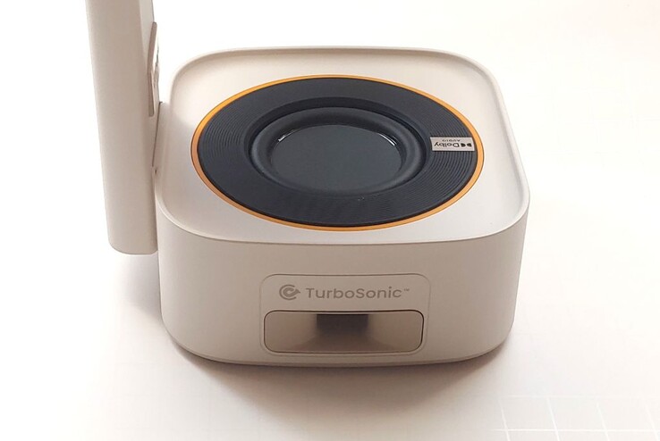 向上发射的杜比音效扬声器从四周都能同样清晰地听到，而 TurboSonic 风道能让驱动器两侧的低音相互加强。(图片来源：Notebookcheck）