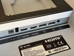 接口：电源输入、USB 2.0（仅用于固件更新）、2 个 HDMI 2.0 接口、2 个 DisplayPort 1.4 接口、3.5 毫米音频插孔