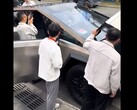 从视频中可以看出，比亚迪员工似乎对 Cybertruck 很感兴趣。(图片来源：Twitter）