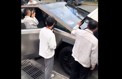 从视频中可以看出，比亚迪员工似乎对 Cybertruck 很感兴趣。(图片来源：Twitter）