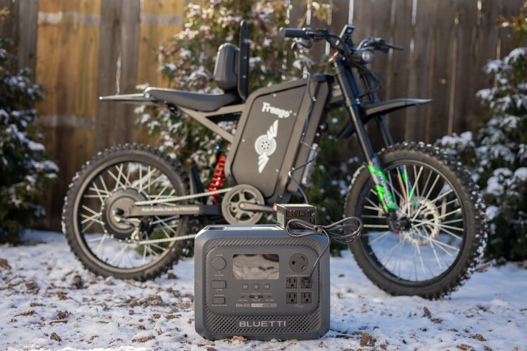 Bluetti Elite 300 可同时为 11 台设备充电