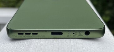 底部：扬声器、USB-C 2.0、麦克风、3.5 毫米音频插孔