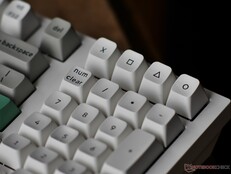 在 Keychron Launcher 中，数字键盘上方的导航键很容易重新映射，但你必须记住指定的按键。