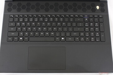与17英寸的Alienware系列不同，它有一个集成的数字键盘。