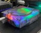 一张改装版SEGA Dreamcast(配有半透明机身)正在运行的照片
