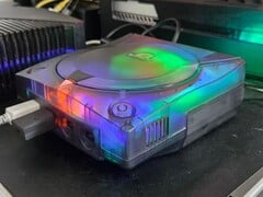 一张改装版SEGA Dreamcast（配有半透明机身）正在运行的照片